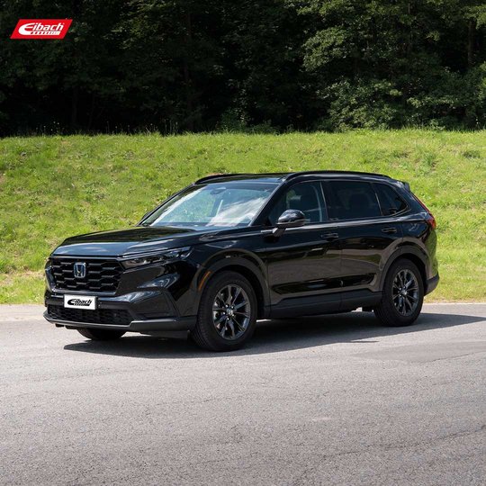 Ein schwarzer Honda SUV steht am Straßenrand. Im Hintergrund sind grünes Gras und Bäume zu sehen. Das Eibach-Logo ist in der oberen linken Ecke des Bildes zu sehen. Ein schwarzer Honda SUV steht am Straßenrand. Im Hintergrund sind grünes Gras und Bäume zu sehen. Das Eibach-Logo ist in der oberen linken Ecke des Bildes zu sehen.