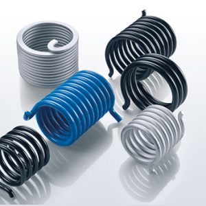 Eine Gruppe gewickelter Federn in verschiedenen Farben – Weiß, Schwarz, Blau und Grau – ist auf einer reflektierenden Oberfläche angeordnet. Jede Feder hat eng gewickelte Schlaufen und kurze, gebogene Enden.