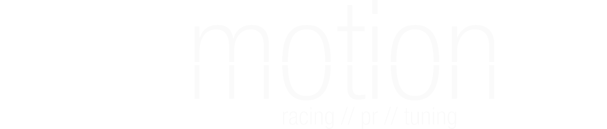Weißes Logo auf transparentem Hintergrund mit dem Wort „bremotion“ in Kleinbuchstaben und großer Schrift, gefolgt von „racing // pr // tuning“ in kleinerer Schrift und zwei stilisierten, nach rechts gerichteten Winkeln.