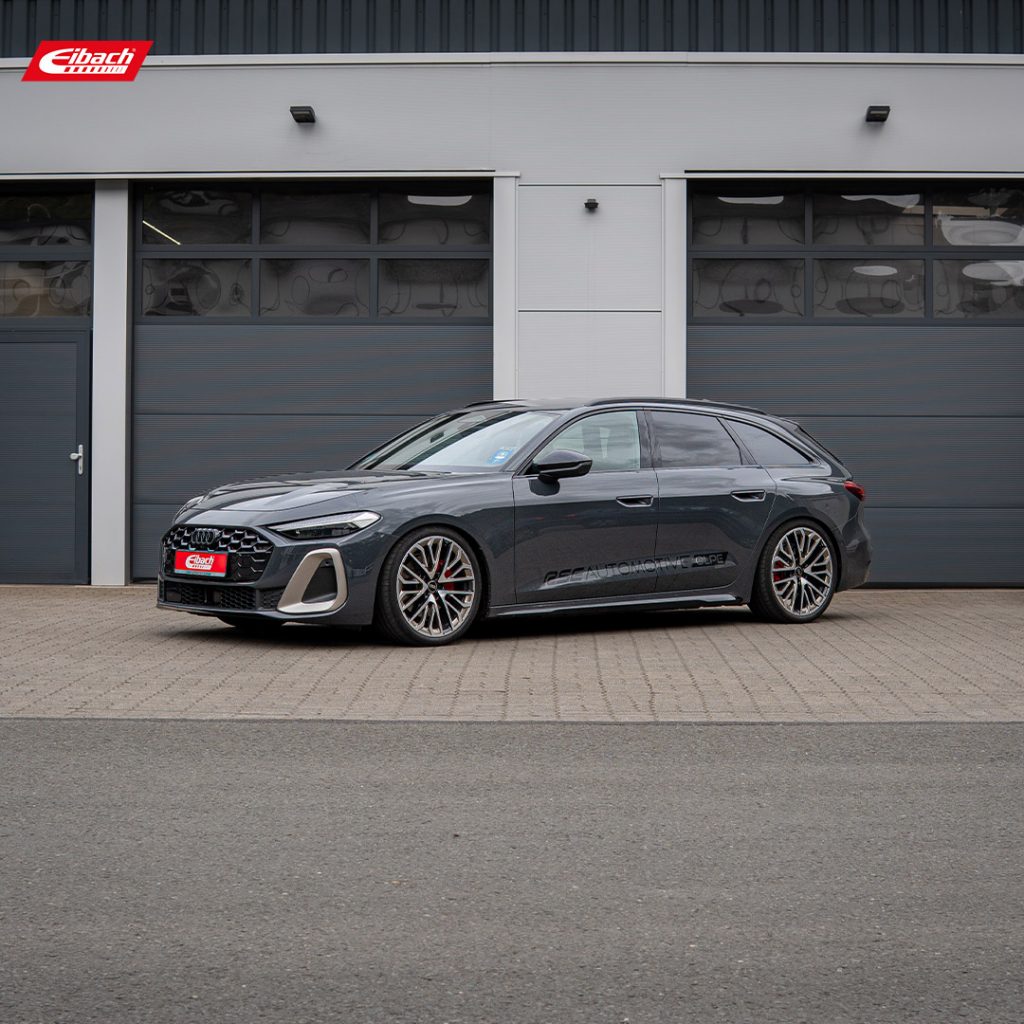 Ein schnittiger, dunkelgrauer Audi Fließheck mit sportlichen Rädern und Tieflegung ist vor großen grauen Garagentoren geparkt, die ein Eibach-Logo in der oberen linken Ecke als Anwendungsbeispiel zeigen.
